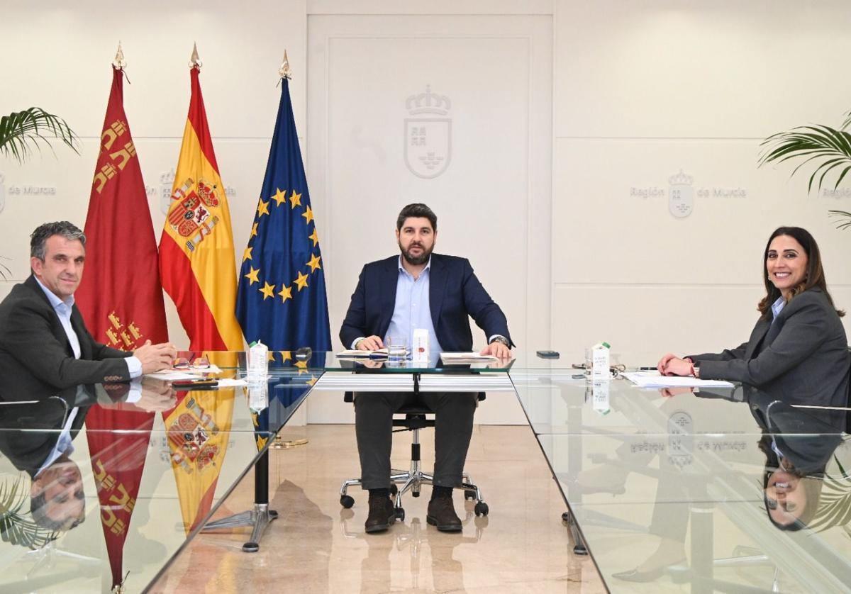 El presidente Fernando López Miras, junto a José Miguel Marín (COAG Murcia) y la consejera Sara Rubira.