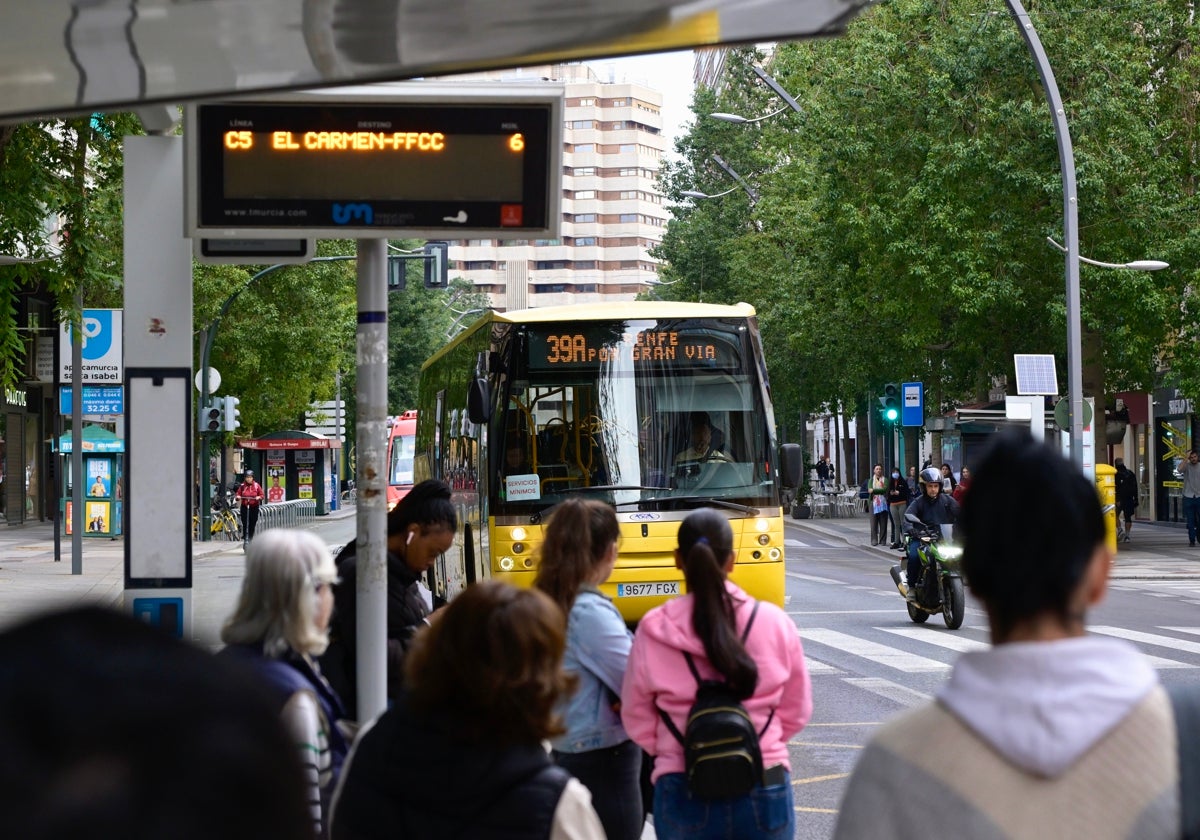 Vehículo de transporte interurbano circulando por la Gran Vía de Murcia