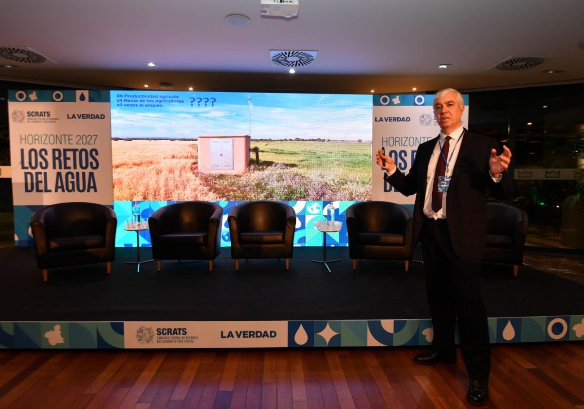 Ignasi Serviá, durante su conferencia en el Hotel Siete Coronas.