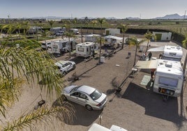 Coches y autocaravanas aparcadas en el área El Mástil Camper Park, inaugurada hace dos meses con todos los permisos necesarios para acoger este tipo de vehículos.