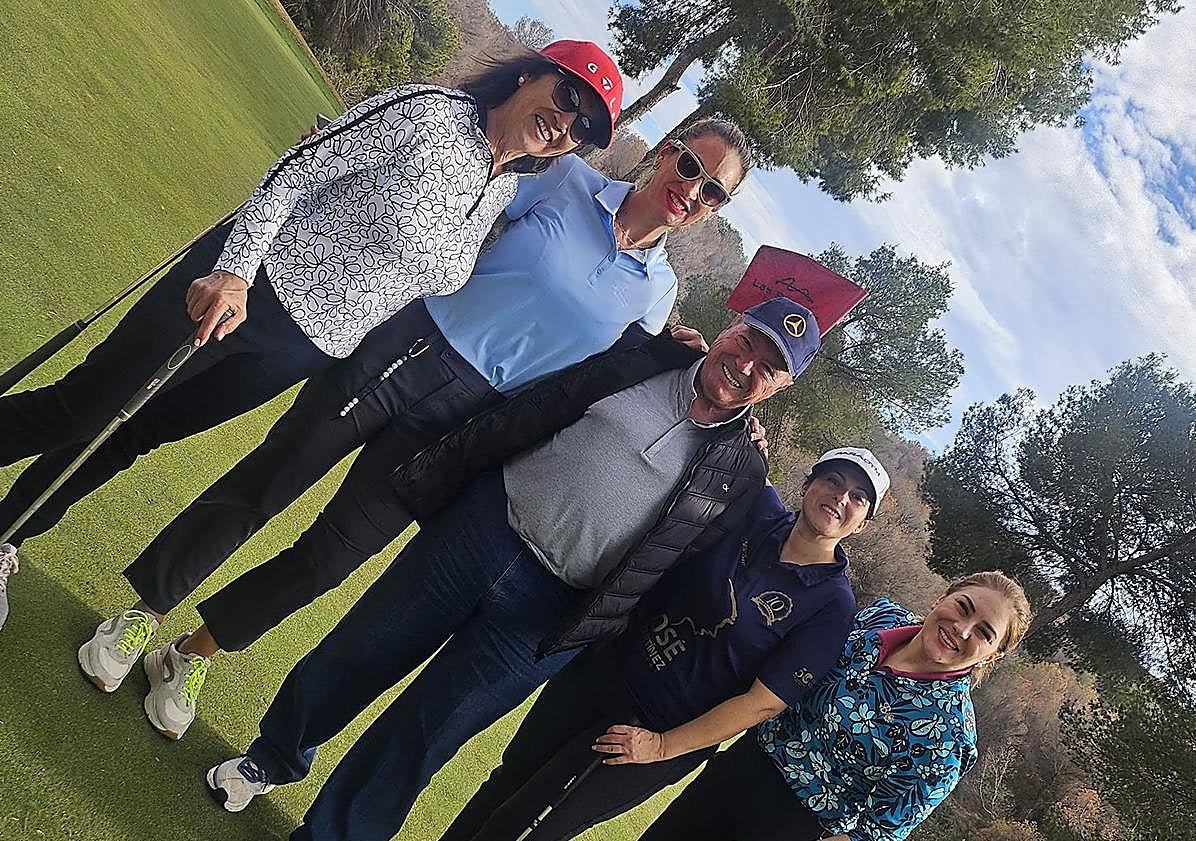 Imagen principal - La 'partida bolita. Asunción Delgado celebrando su 'eagle'. Las irlandesas que dejaron atrás la tormenta Éowyn.