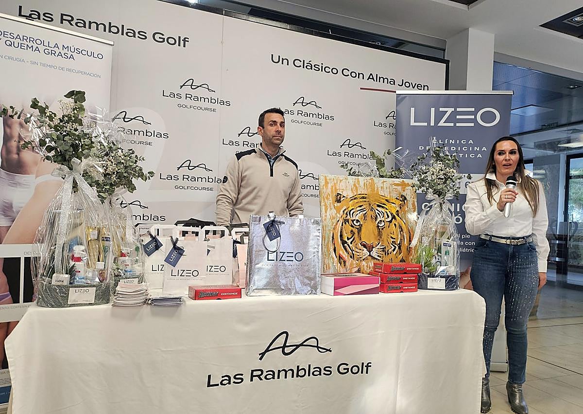 Imagen secundaria 1 - Arturo Manzano junto a las jugadoras Begoña Huertas e Irene Primstad (con gorra) y en la mesa de regalos con la patrocinadora principal, Rosa Cabrera Buendía. 