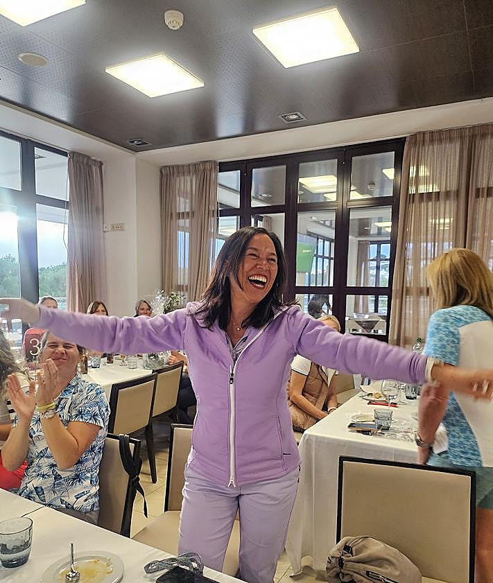 Imagen secundaria 2 - La 'partida bolita. Asunción Delgado celebrando su 'eagle'. Las irlandesas que dejaron atrás la tormenta Éowyn.