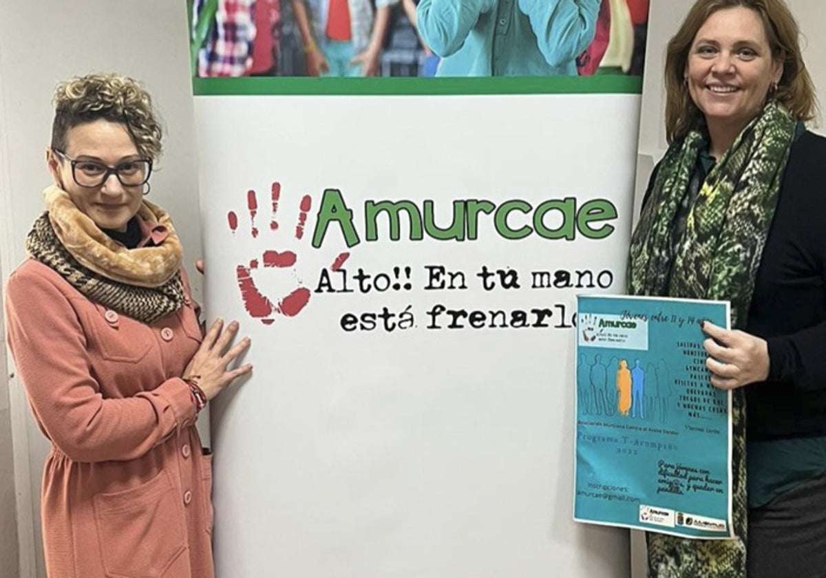 Miembros de Amurcae posan junto a un cartel de la asociación.