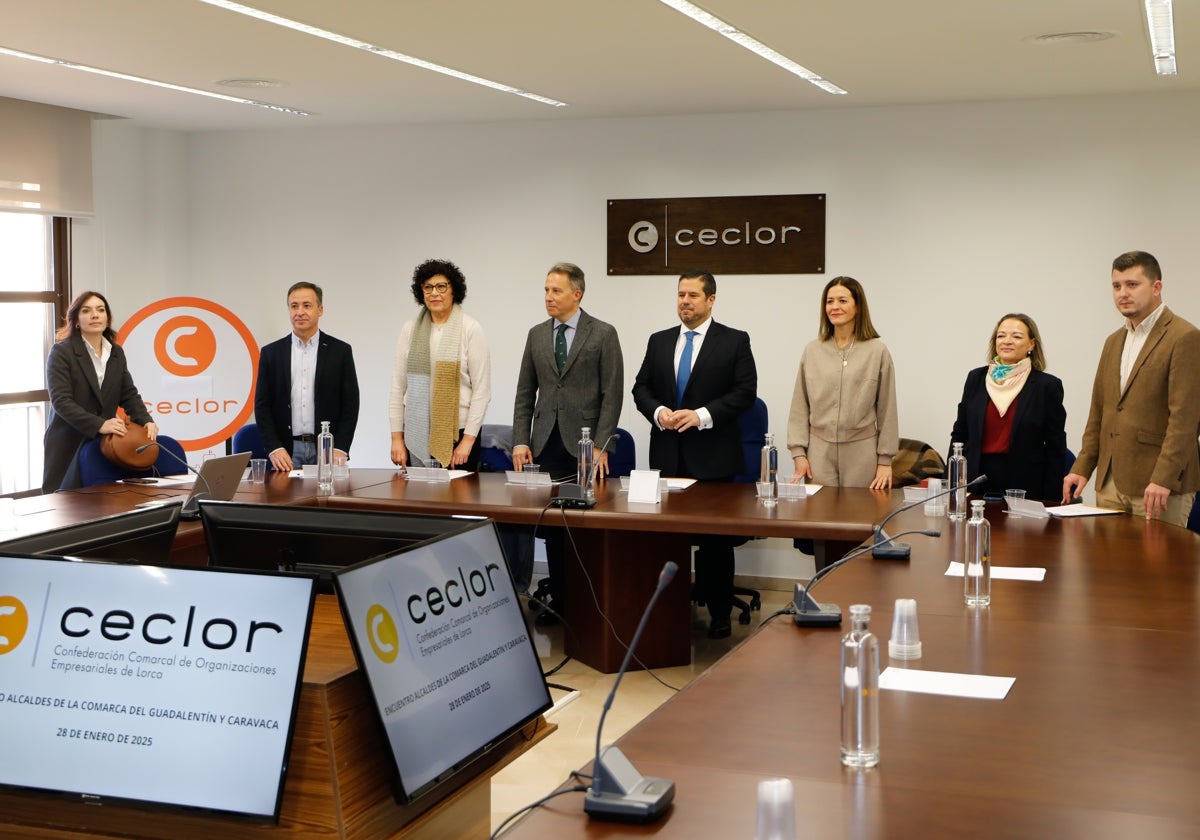 La concejala del Ayuntamiento de Caravaca Mónica Sánchez, el alcalde de Aledo, Javier Andreo, la alcaldesa de Puerto Lumbreras, María Ángeles Túnez, su homólogo de Lorca, Fulgencio Gil, el presidente de Ceclor, Juan Jódar, la alcaldesa de Águilas, Mari Carmen Moreno, la secretaria de Ceclor, María del Mar Peñarrubia, y el concejal de Totana, Francisco José Díez.