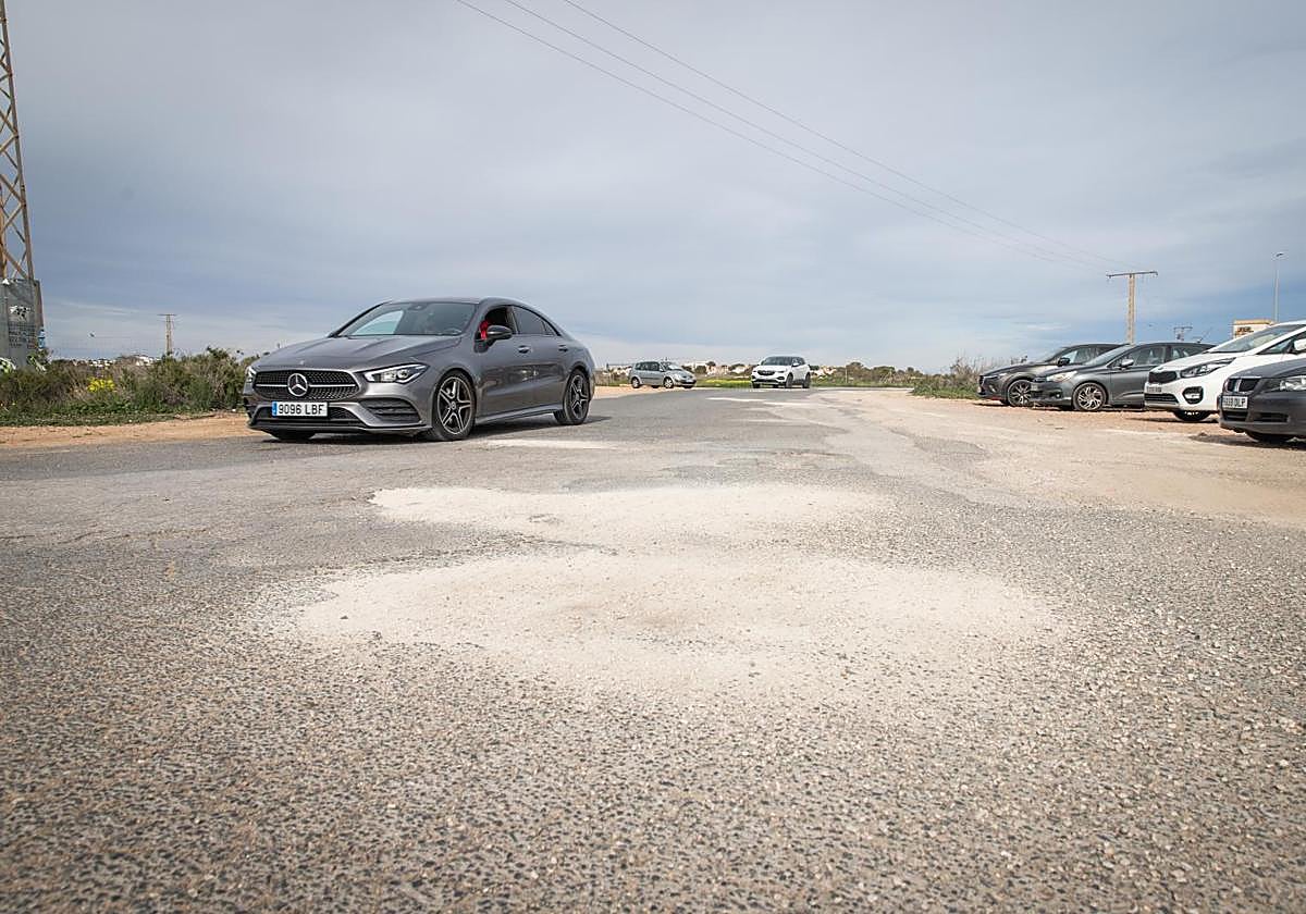 Baches tapados con tierra en la carretera que conduce el IES Playa Flamenca.