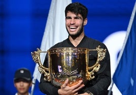 Carlos Alcaraz, con la copa de campeón del torneo de Pekín 2024, donde ganó en la final a Jannik Sinner.