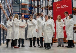 Autoridades y trabajadores de la empresa en la planta inaugurada ayer.