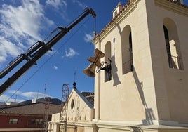 Una de las campanas es colocada en la torre de San Antonio de Padua con la ayuda de una grúa, ayer.