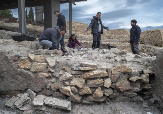 Equipo de investigadores, durante los trabajos arqueológicos de campo.