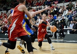 Hakanson busca a Todorovic en el poste bajo en el último partido de Champions League del UCAM, ante el Peristeri griego.