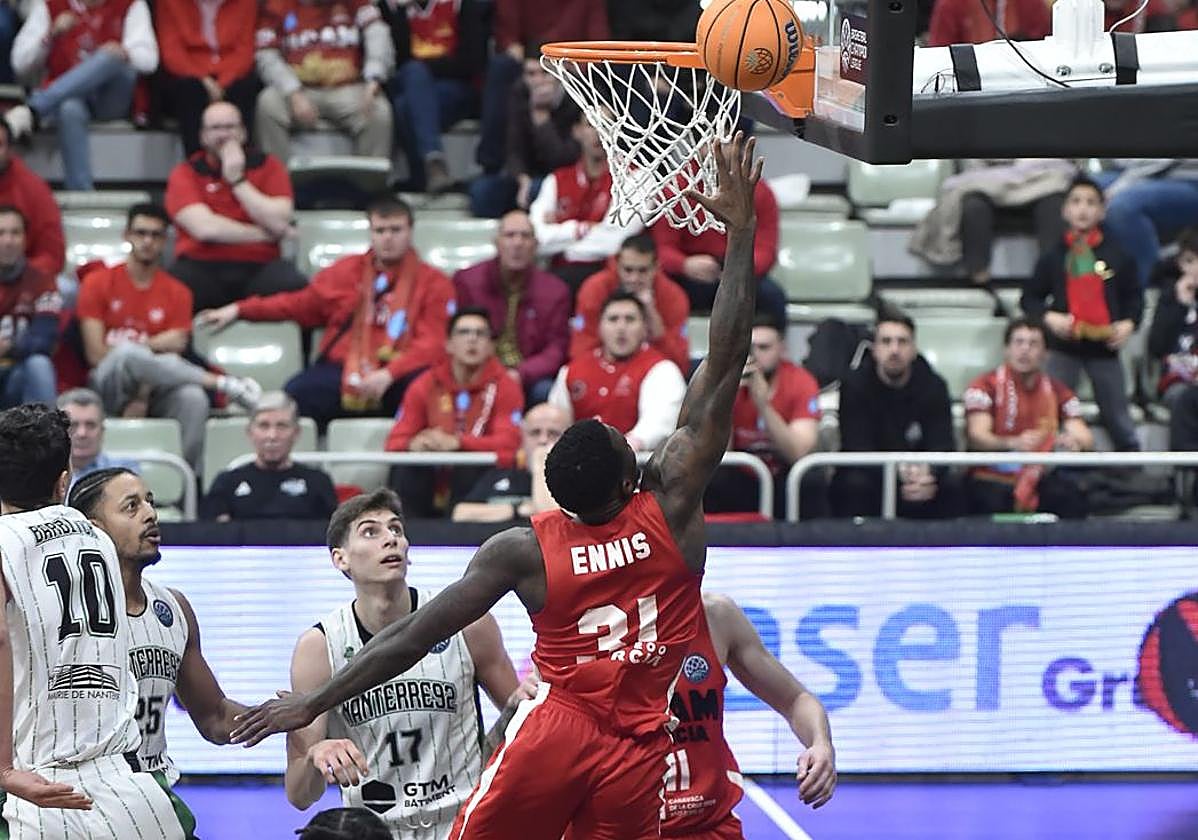 Dylan Ennis consigue anotar colándose hasta por entre cuatro jugadores del Nanterre 92, que asisten rendidos la canasta.