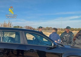 El conductor, tras ser arrestado por los agentes de la Guardia Civil.