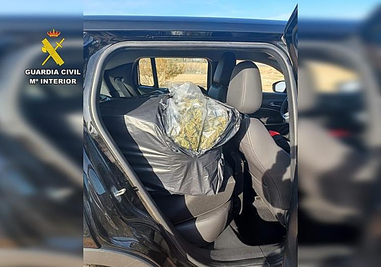 Bolsas llenas de marihuana en el interior del vehículo interceptado.