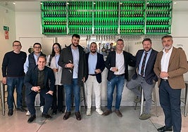 Foto de familia durante la presentación de los Aperitivos Deportivos, este miércoles, en la Sala de Catas de Estrella de Levante.