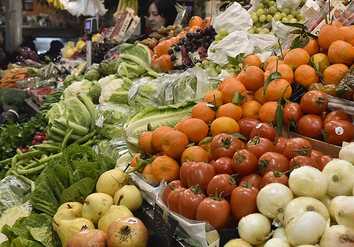 Frutas y verduras en la Plaza de Abastos de Vistabella, este miércoles durante la presentación.