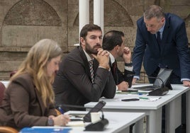 El portavoz del PP en la Asamblea, Joaquín Segado, charla con Rubén Martínez Alpañez (Vox) en presencia de José Ángel Antelo. Antonio Gil / AGM