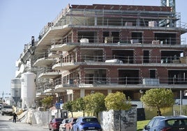 Obreros trabajan en un edificio de nueva construcción en la pedanía murciana de Guadalupe.