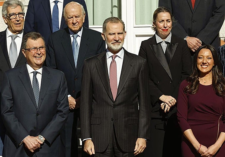El alcalde de Murcia, José Ballesta, el Rey Felipe y la consejera de Turismo, Carmen Conesa, posan antes de la reunión en el Palacio de la Zarzuela.