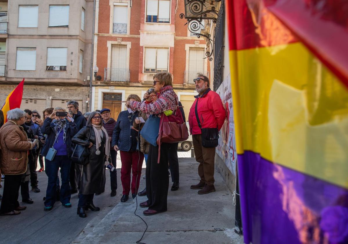 Así ha sido la concentración hernandiana a las puertas del Ayuntamiento de Orihuela