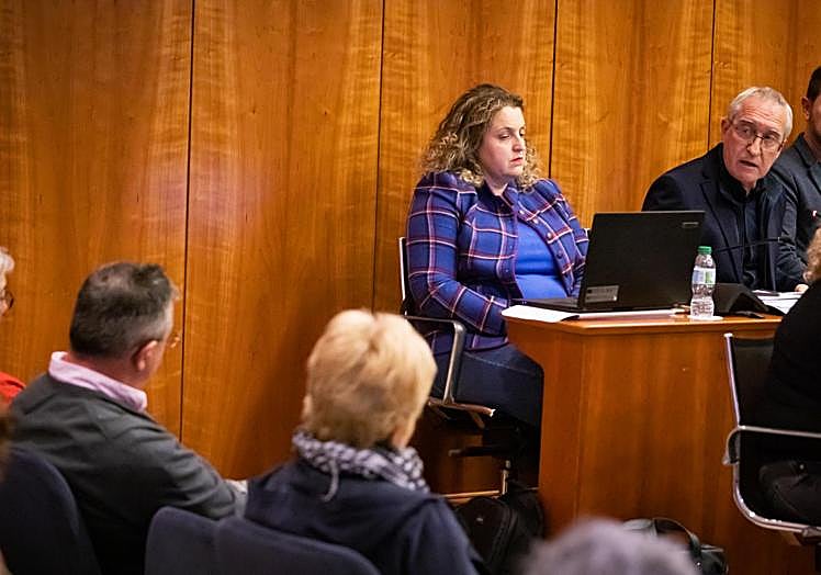 El concejal de Educación, Vicente Pina (PP), se dirige al director de la Fundación Miguel Hernández, Aitor Larrabide, sentado entre el público.