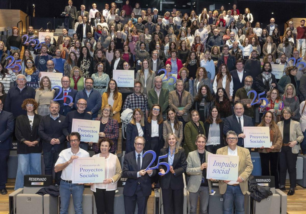 Foto de familia de las entidades del tercer sector beneficiadas por la Fundación la Caixa, con responsables de la institución.