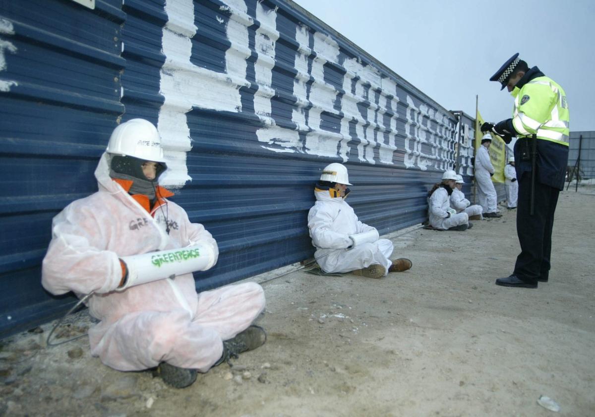 Un policía identifica a varios ecologistas, el 27 de enero de 2005.