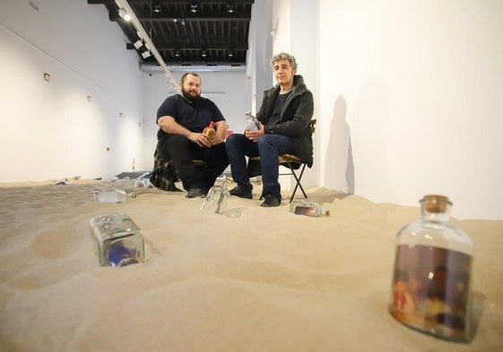 Sentados en la playa artificial. José Miguel Ros y Pedro Alberto Cruz, ayer en el Museo de la Sangre, en la instalación.