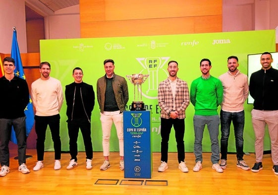 Los ocho jugadores que representaron a los ocho clubes en el sorteo de ayer en Murcia.