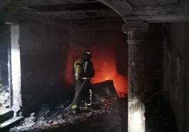 Un bombero en el lugar del incendio.