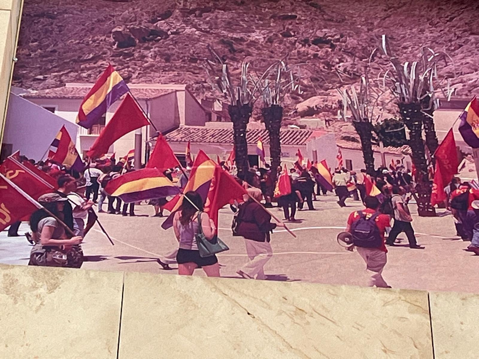 Estos son los vinilos que Vox retiró del Rincón Hernandiano en Orihuela