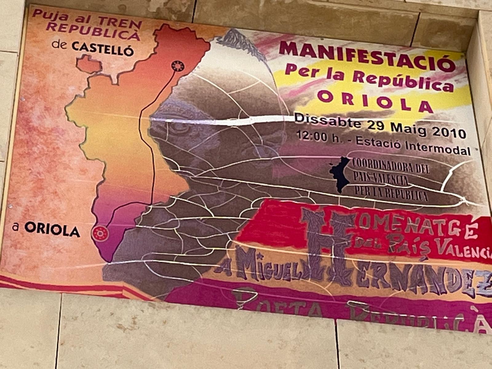 Estos son los vinilos que Vox retiró del Rincón Hernandiano en Orihuela