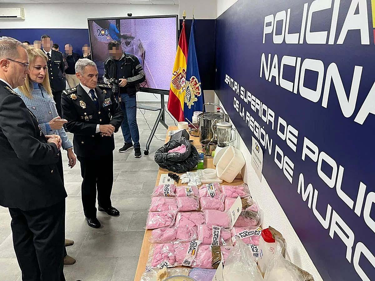La droga y los objetos incautados por la Policía Nacional.