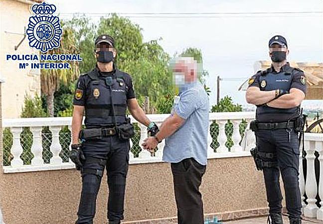 John Gilligan junto a dos agentes de la Policía Nacional, en un arresto previo, en una imagen de archivo.