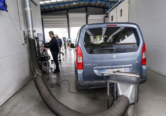 Un trabajador pasa la inspección a un vehículo en Murcia.