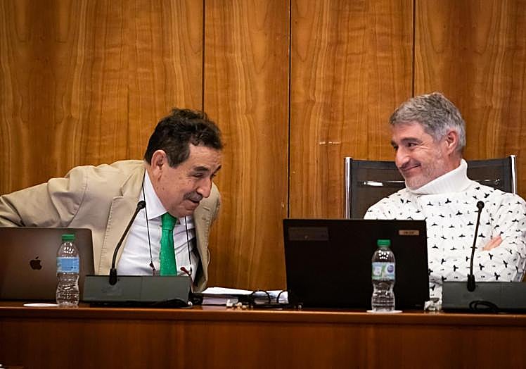 El alcalde, Pepe Vegara, junto a su socio de gobierno, Manuel Mestre (Vox), en el transcurso del pleno de ayer.