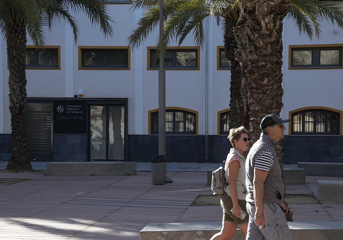 Dos personas pasan frente a la nueva Escuela de Arquitectura, ayer cerrada.