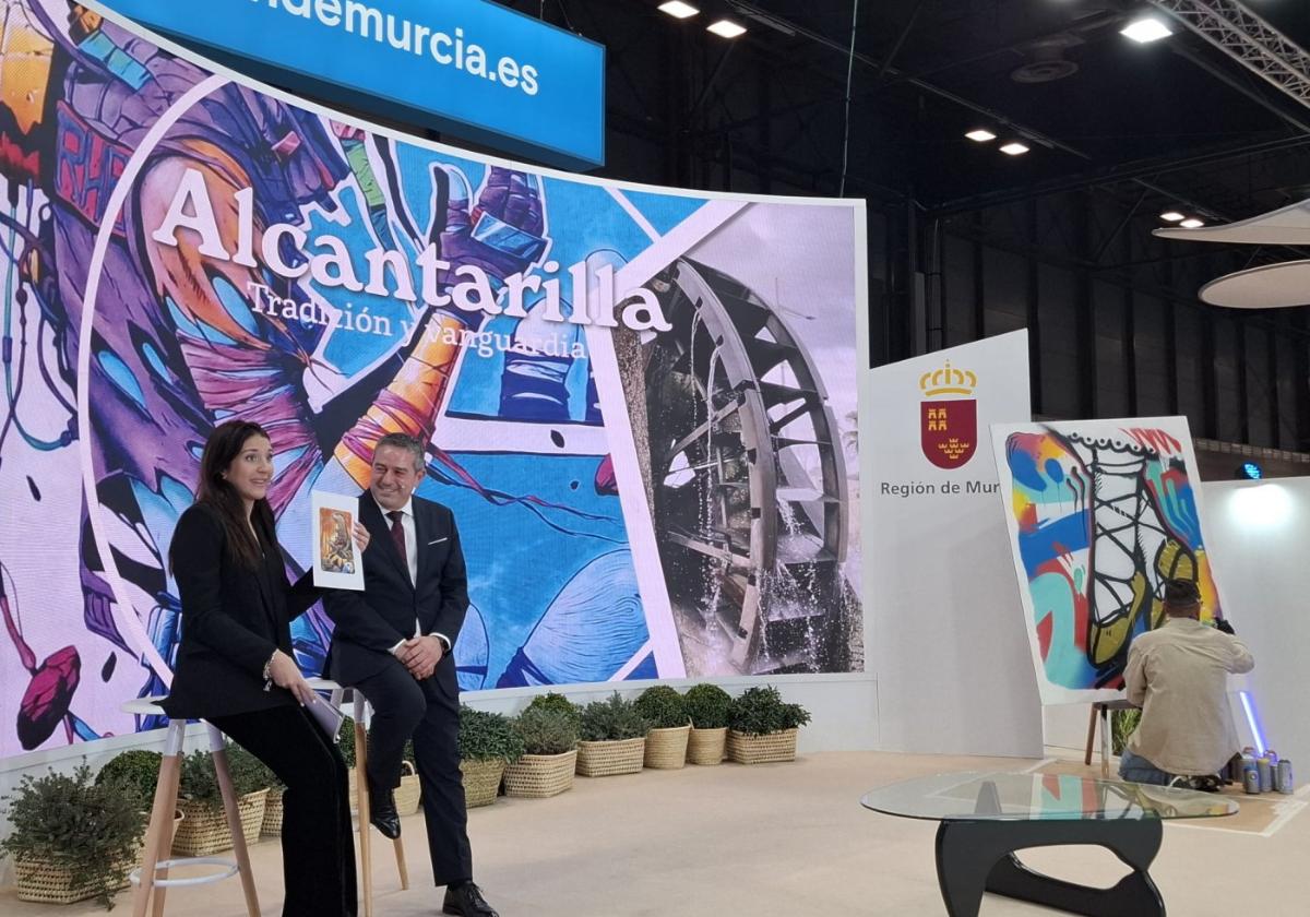 El alcalde de Alcantarilla, Joaquín Buendía, presenta en Fitur la oferta turística del municipio.