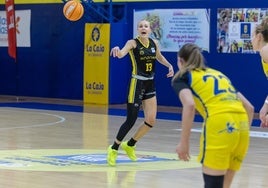 Petra Holešínská asiste a una compañera en el partido de este viernes.