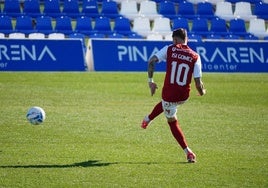 Isi Gómez, jugador del Real Murcia, golpea el balón durante un amistoso celebrado ante el Hajduk Split en Pinatar Arena el pasado 15 de enero.