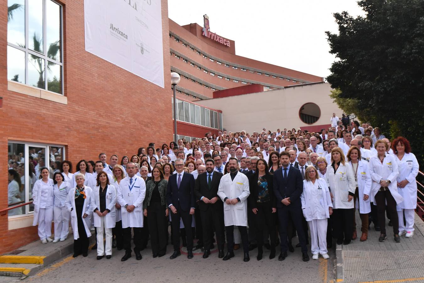 Los trabajadores de La Arrixaca, este viernes, junto al presidente de la Comunidad en el inicio de las celebraciones por el 50 aniversario del hospital.