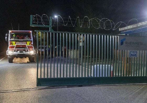 Bomberos en la entrada de la empresa donde se produjo la explosión, este jueves.