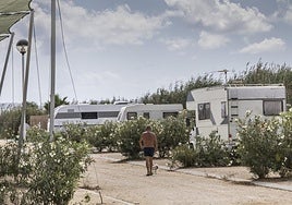 Un turista pasea entre las caravanas del camping Mar Menor, de Los Alcázares, en una imagen de archivo.
