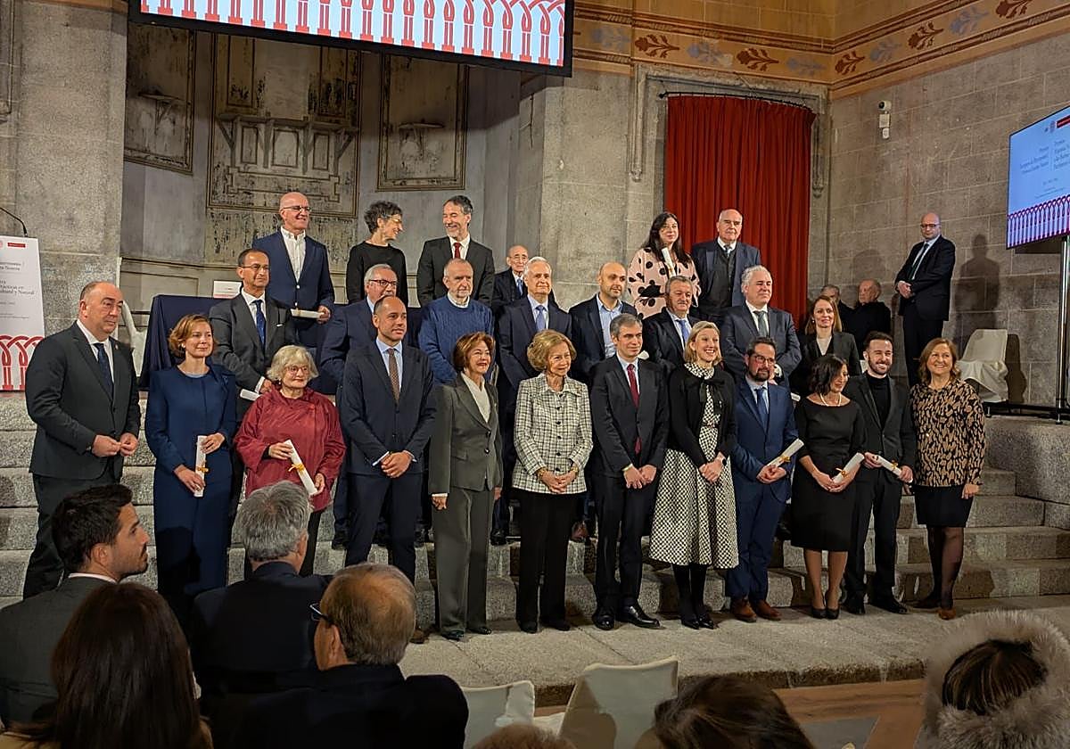 Los premiados, este viernes, en el escenario junto a la Reina Sofía.
