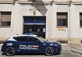 Un vehículo de la Policía Nacional, en Murcia, en una imagen de archivo.