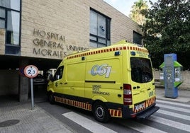 Imagen de archivo de una ambulancia en el hospital Morales Meseguer.