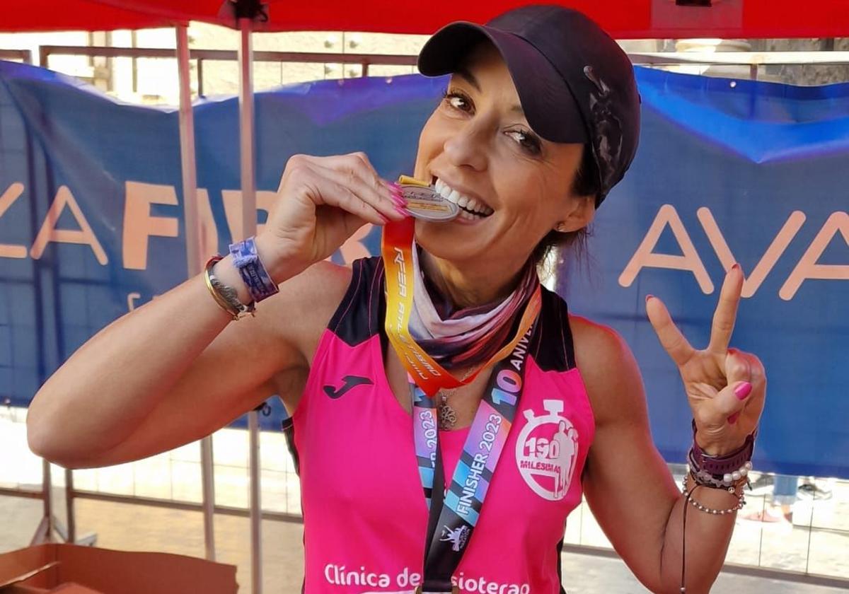 Mar Gómez muerde la medalla de plata tras la maratón de 42km de Murcia.