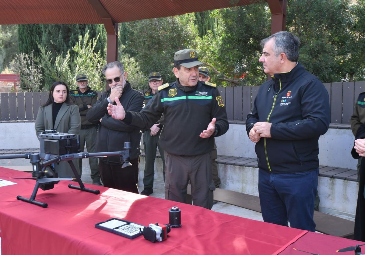 Presentación del nuevo dron de los agentes medioambientales, este viernes, en el Centro de Coordinación Forestal de Murcia.