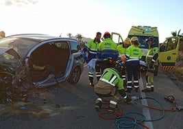 Bomberos rescatan a uno de los heridos, que había quedado atrapado dentro de un vehículo.