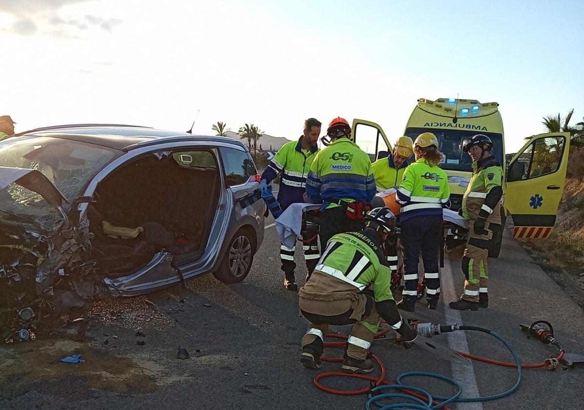 Bomberos rescatan a uno de los heridos, que había quedado atrapado dentro de un vehículo.